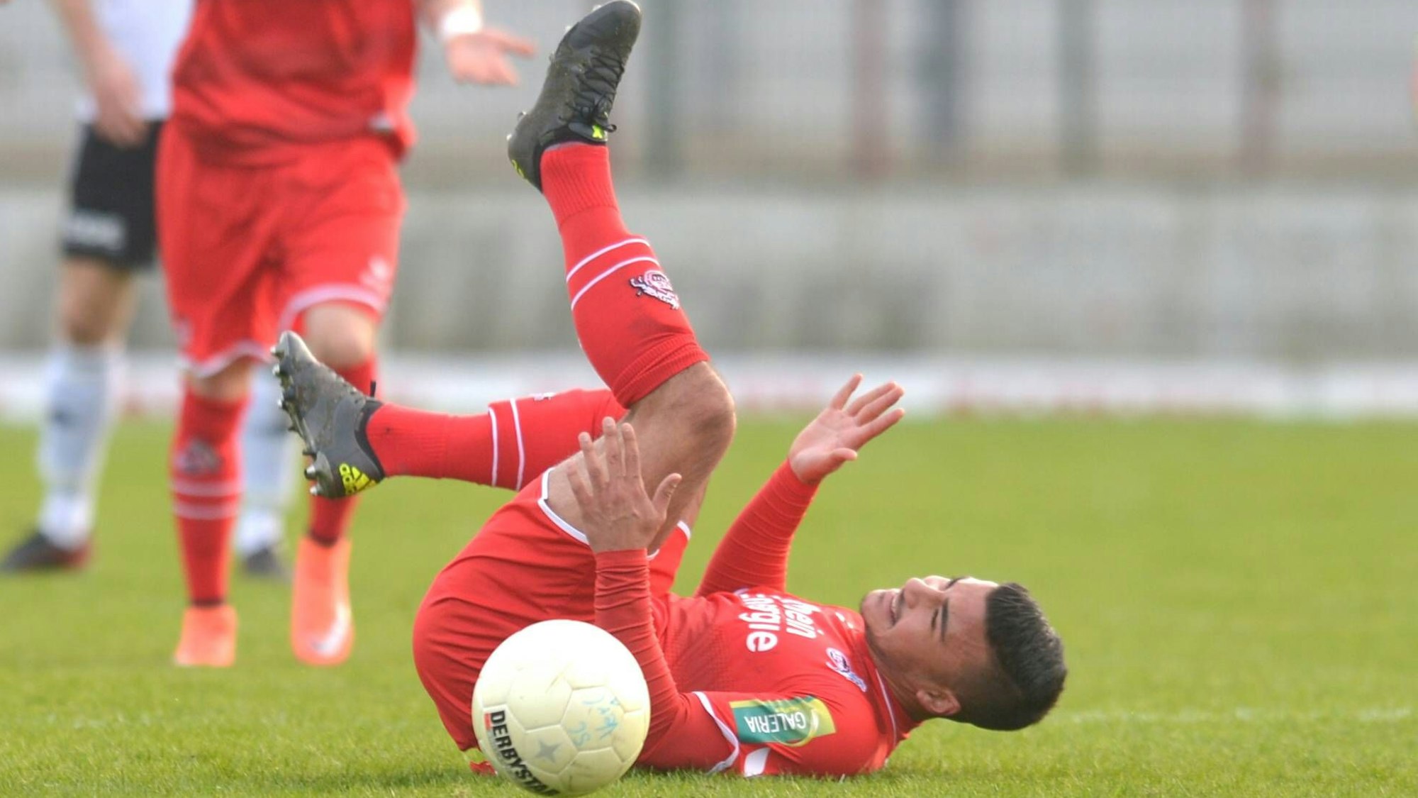 13.02.2016, Fussball, Regionalliga West, Saison 2015/2016, 23. Spieltag, Stadion an der Poststraße, Verl SC Verl - 1. FC Köln U23 2 : 0 Anil Capkin (1. FC Köln U23), Aktion, Einzelbild, Quer
13 02 2016 Football third division West Season 2015 2016 23 Matchday Stadium to the Post Street Univ SC Univ 1 FC Cologne U23 2 0 Anil Capkin 1 FC Cologne U23 Action shot Single horizontal