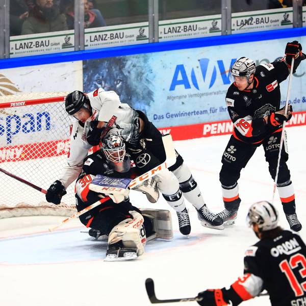 Louis-Marc Aubry (Koeln) stuerzt ueber Jake Hildebrand (Frankfurt).