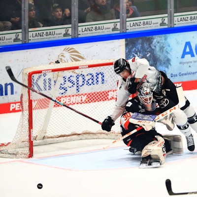 Louis-Marc Aubry (Koeln) stuerzt ueber Jake Hildebrand (Frankfurt).