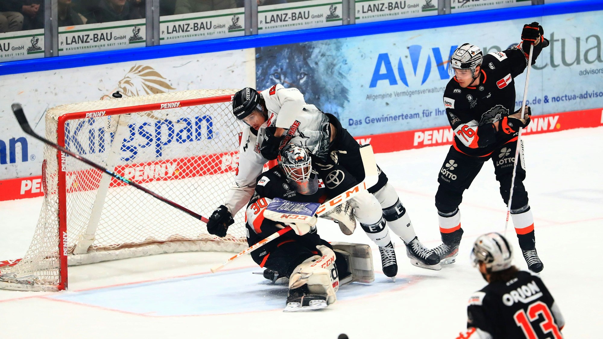 Louis-Marc Aubry (Koeln) stuerzt ueber Jake Hildebrand (Frankfurt).