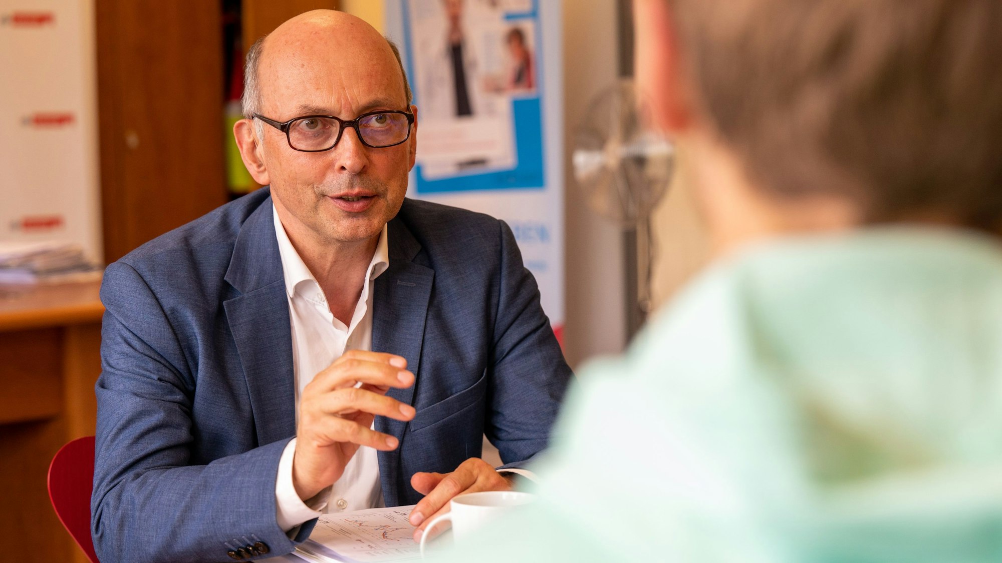 Gespräch mit Johannes Nießen, Leiter des Gesundheitsamtes. Foto: Uwe Weiser
