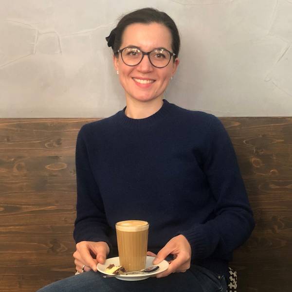 Frau mit Latte-Macchiato-Glas