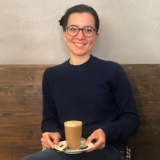 Frau mit Latte-Macchiato-Glas