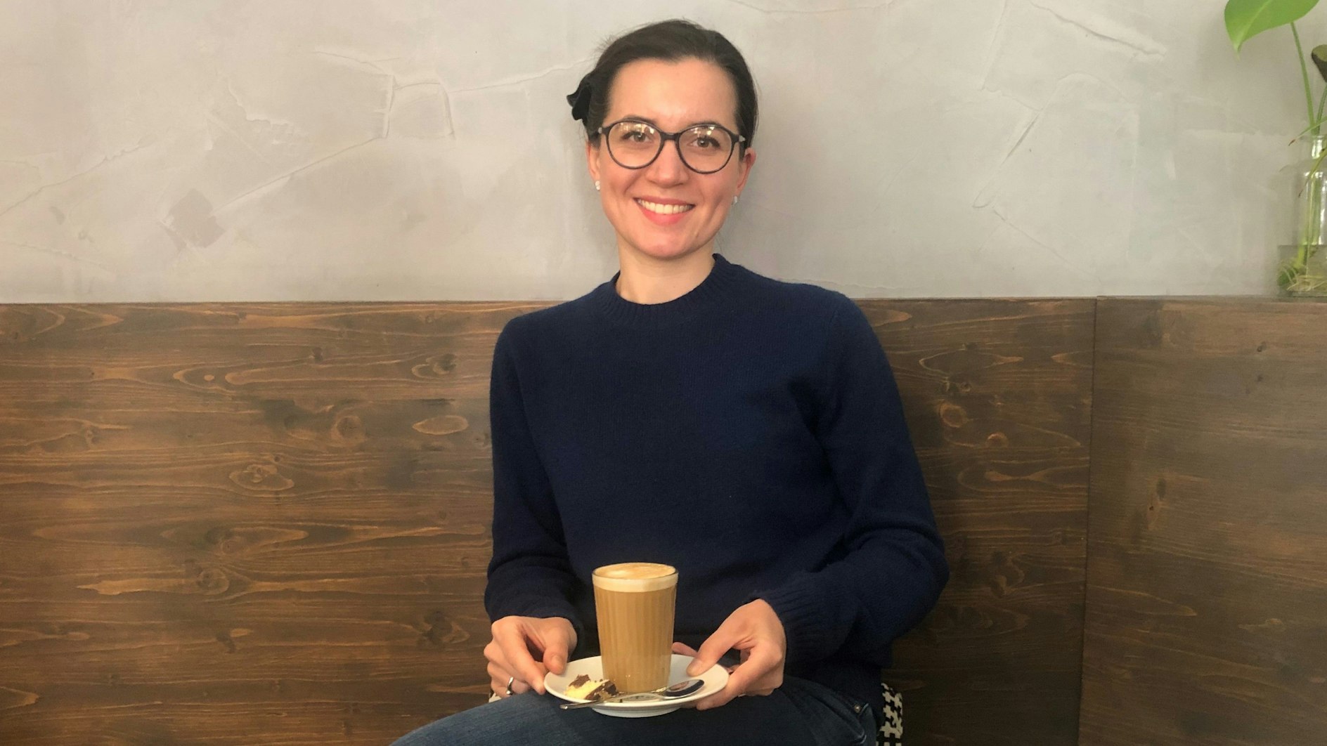 Frau mit Latte-Macchiato-Glas