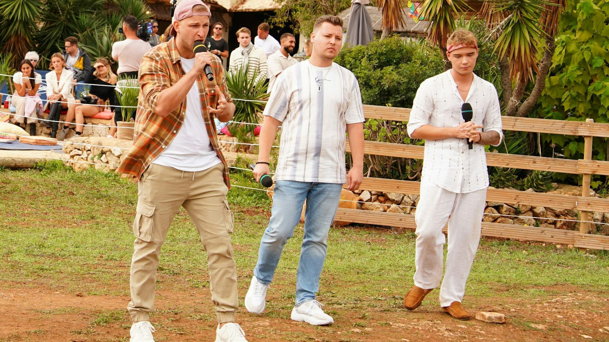 Das Foto zeigt David Leischik. Der Sänger aus Hürth darf weiter davon träumen, DSDS zu gewinnen.