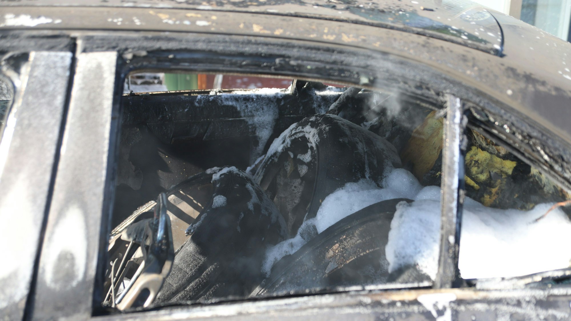 Die Feuerwehr setzte Schaum ein, um zu löschen.