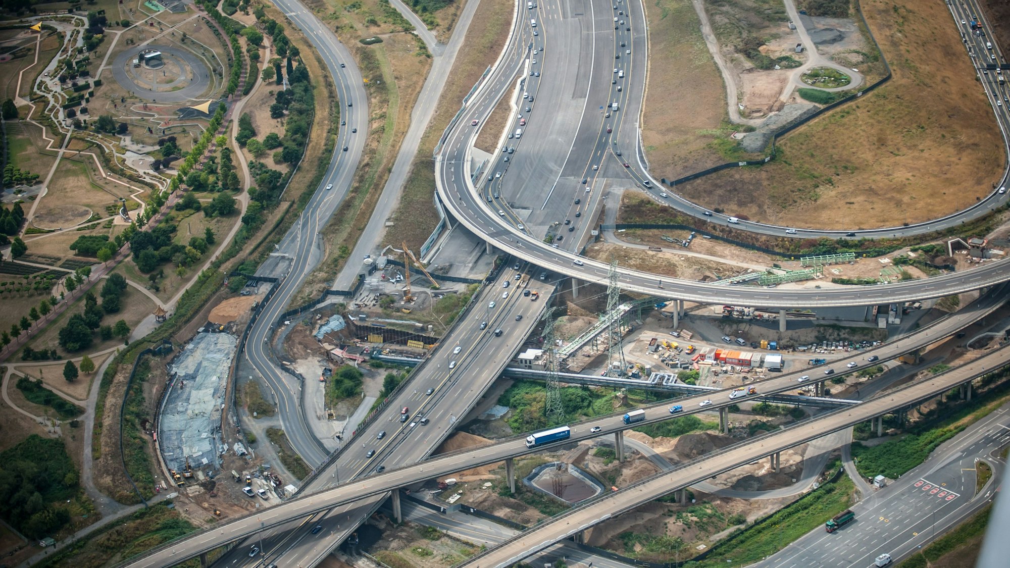 Das Autobahnkreuz Leverkusen-West aus der Luft