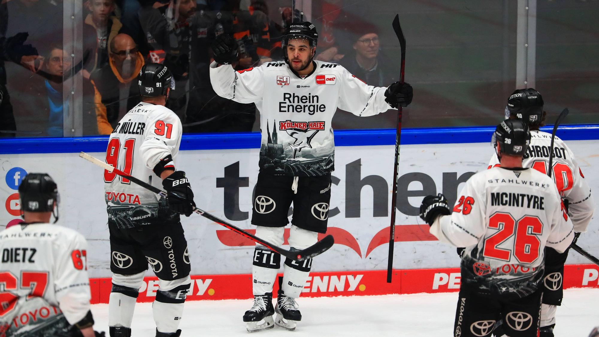 Nicholas Baptiste feiert sein 1:0 für die Kölner Haie gegen die Frankfurt Löwen.