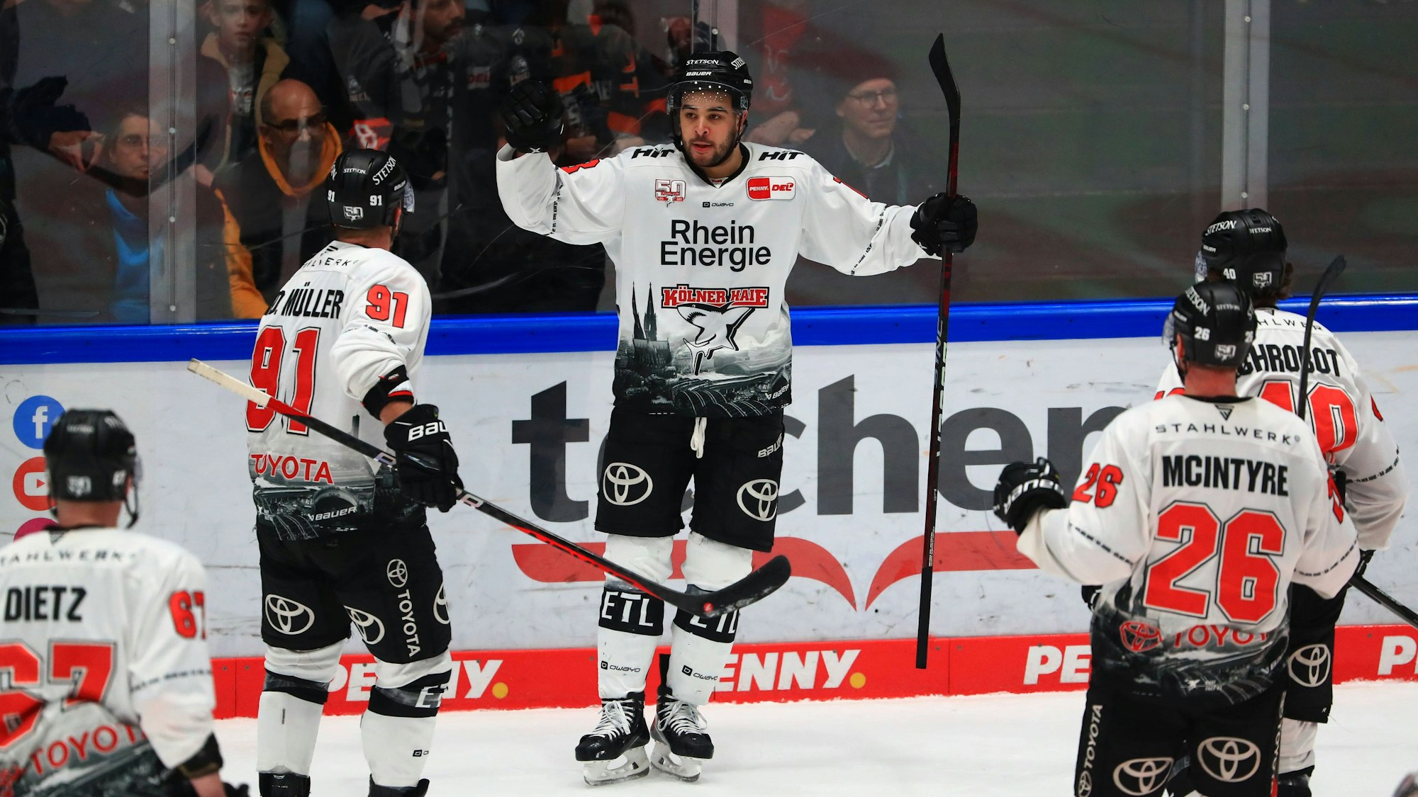 Nicholas Baptiste feiert sein 1:0 für die Kölner Haie gegen die Frankfurt Löwen.