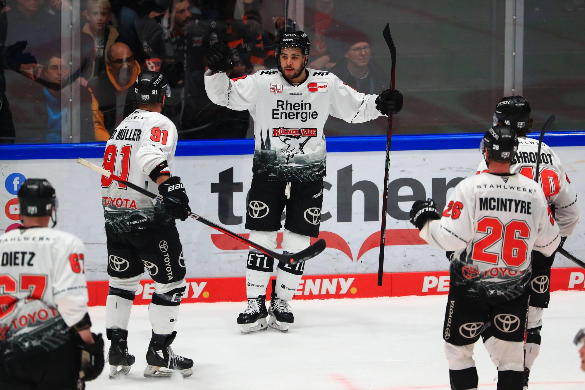 Nicholas Baptiste Koeln, Mitte feiert sein Tor zum 1:0 fuer Koeln gegen Frankfurt Loewen Frankfurt vs Koelner Haie, Eishockey, DEL, 28.02.2023 Loewen Frankfurt vs Koelner Haie, Eishockey, DEL, 28.02.2023 Frankfurt *** Nicholas Baptiste Koeln, center celebrates his goal to make it 1 0 for Koeln vs Frankfurt Loewen Frankfurt vs Koelner Haie, Ice Hockey, DEL, 28 02 2023 Loewen Frankfurt vs Koelner Haie, Ice Hockey, DEL, 28 02 2023 Frankfurt Copyright: xEibner-Pressefotox EP_RWS