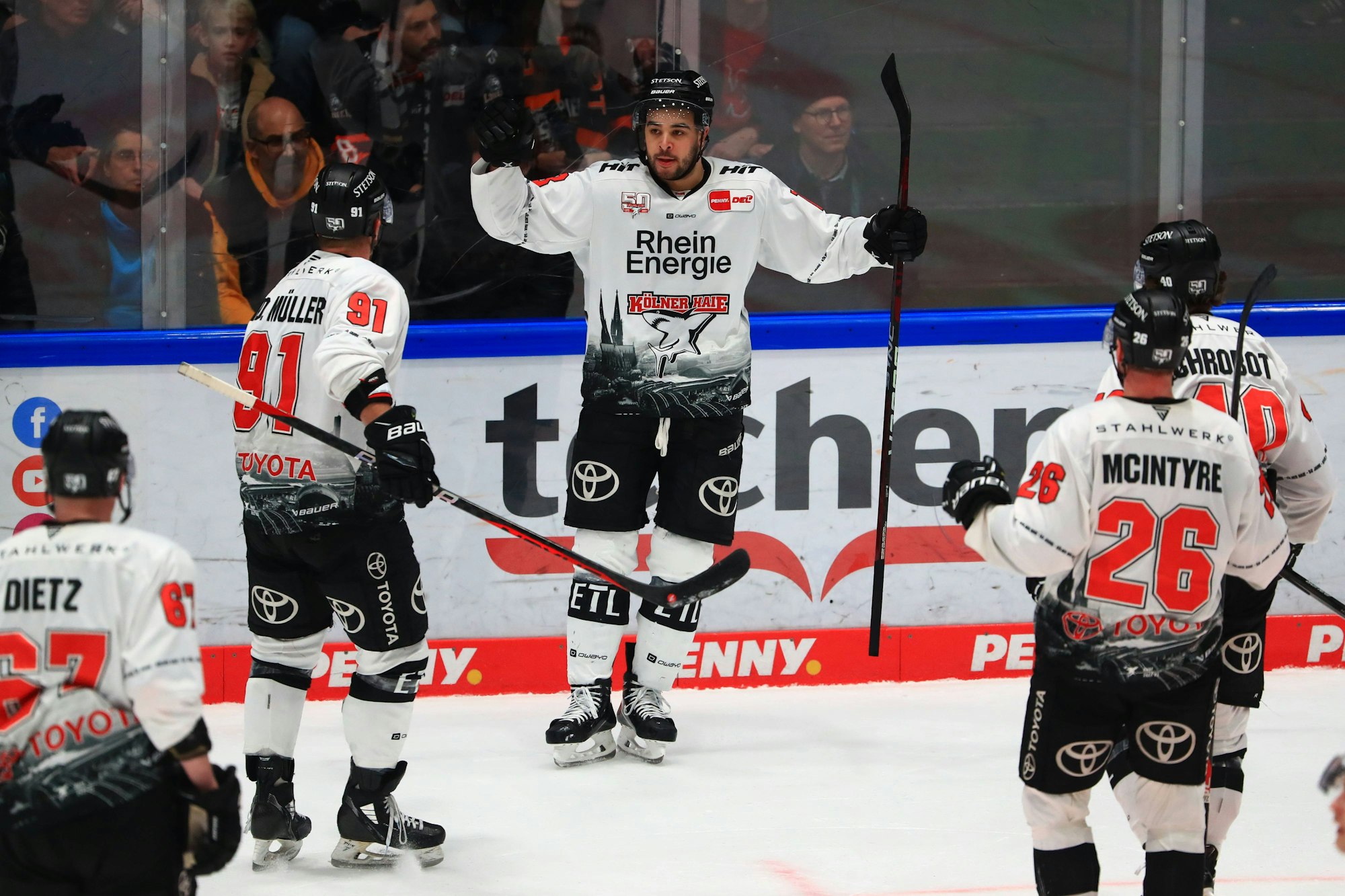 Nicholas Baptiste Koeln, Mitte feiert sein Tor zum 1:0 fuer Koeln gegen Frankfurt Loewen Frankfurt vs Koelner Haie, Eishockey, DEL, 28.02.2023 Loewen Frankfurt vs Koelner Haie, Eishockey, DEL, 28.02.2023 Frankfurt *** Nicholas Baptiste Koeln, center celebrates his goal to make it 1 0 for Koeln vs Frankfurt Loewen Frankfurt vs Koelner Haie, Ice Hockey, DEL, 28 02 2023 Loewen Frankfurt vs Koelner Haie, Ice Hockey, DEL, 28 02 2023 Frankfurt Copyright: xEibner-Pressefotox EP_RWS