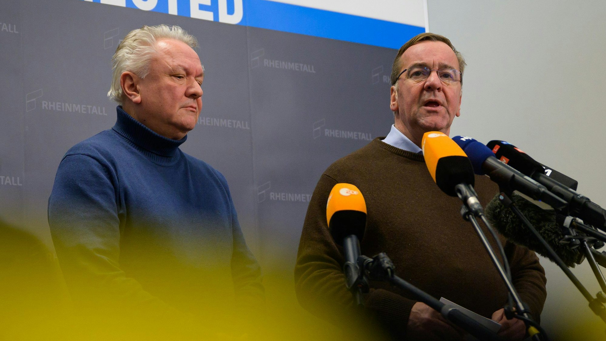 Bundesverteidigungsminister Boris Pistorius (r.) und Rheinmetall-Vorstand Armin Papperger (l.) geben ein Pressestatement. (Archivbild)