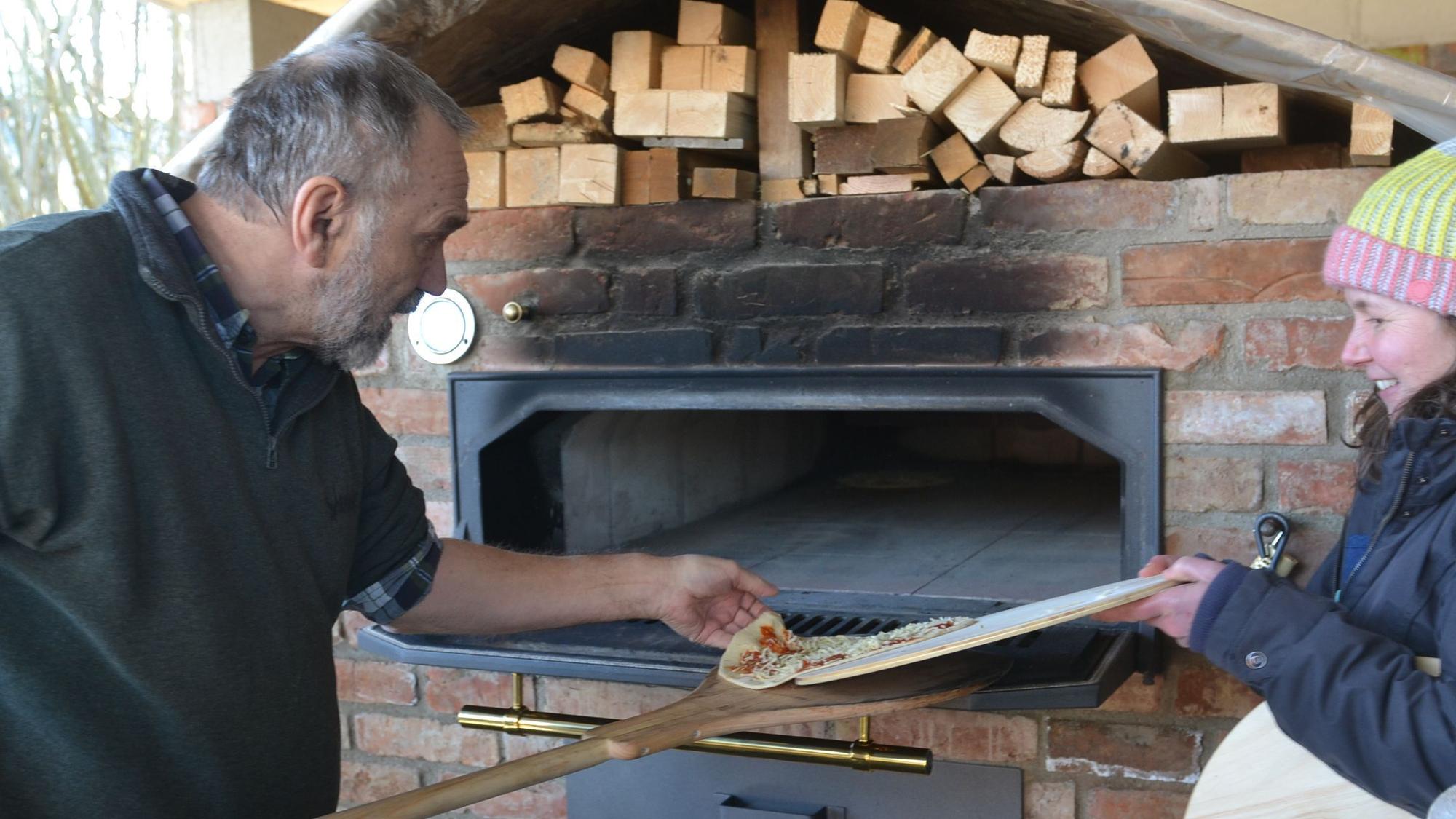 Ob Pizza, Brot oder Kuchen, der "Dorfbackes" der Dörfergemeinschaft am Thürne bietet viele Möglichkeiten gemeinsam leckere Speisen zu backen.