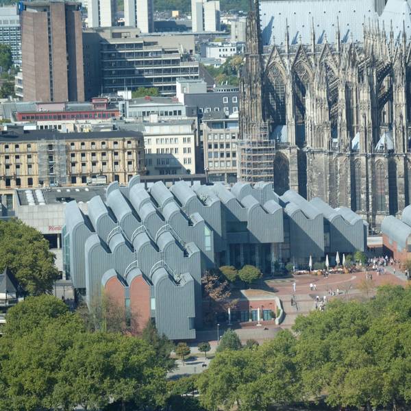 Das Bild zeigt das Museum Ludwig samt Philharmonie, dahinter ist der Kölner Dom zu sehen.