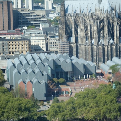 Das Bild zeigt das Museum Ludwig samt Philharmonie, dahinter ist der Kölner Dom zu sehen.