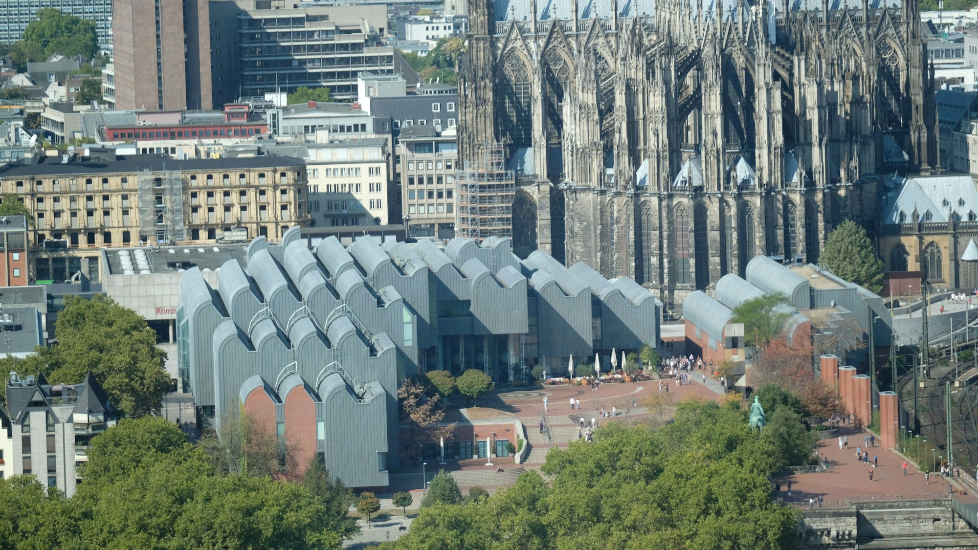 Das Bild zeigt das Museum Ludwig samt Philharmonie, dahinter ist der Kölner Dom zu sehen.