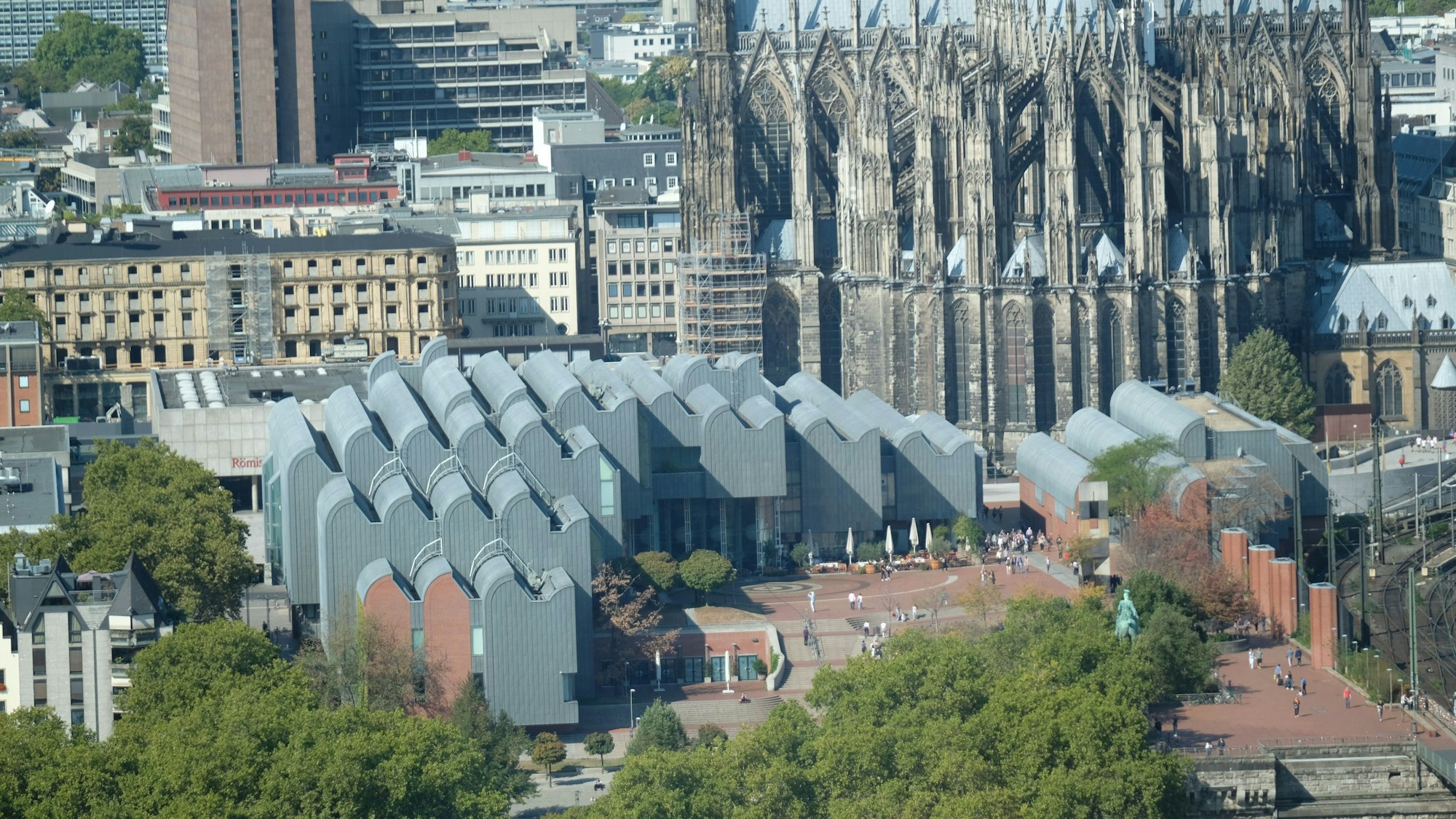 Das Bild zeigt das Museum Ludwig samt Philharmonie, dahinter ist der Kölner Dom zu sehen.
