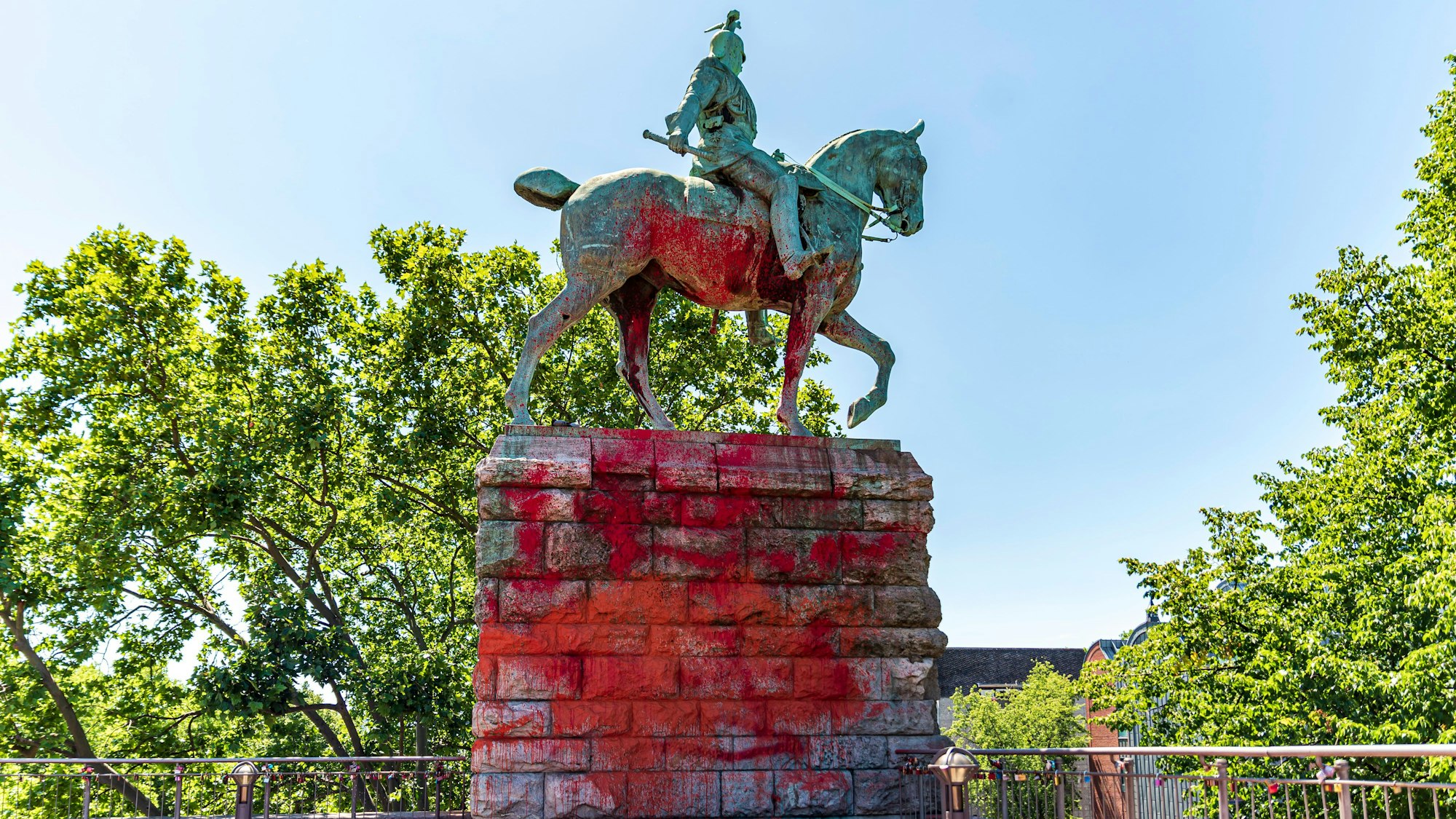 Steinsockel und Reiterstatue von Wilhelm II. sind mit roter Farbe beschmiert. Sie wurden Opfer einer Farbattacke von Unbekannten.