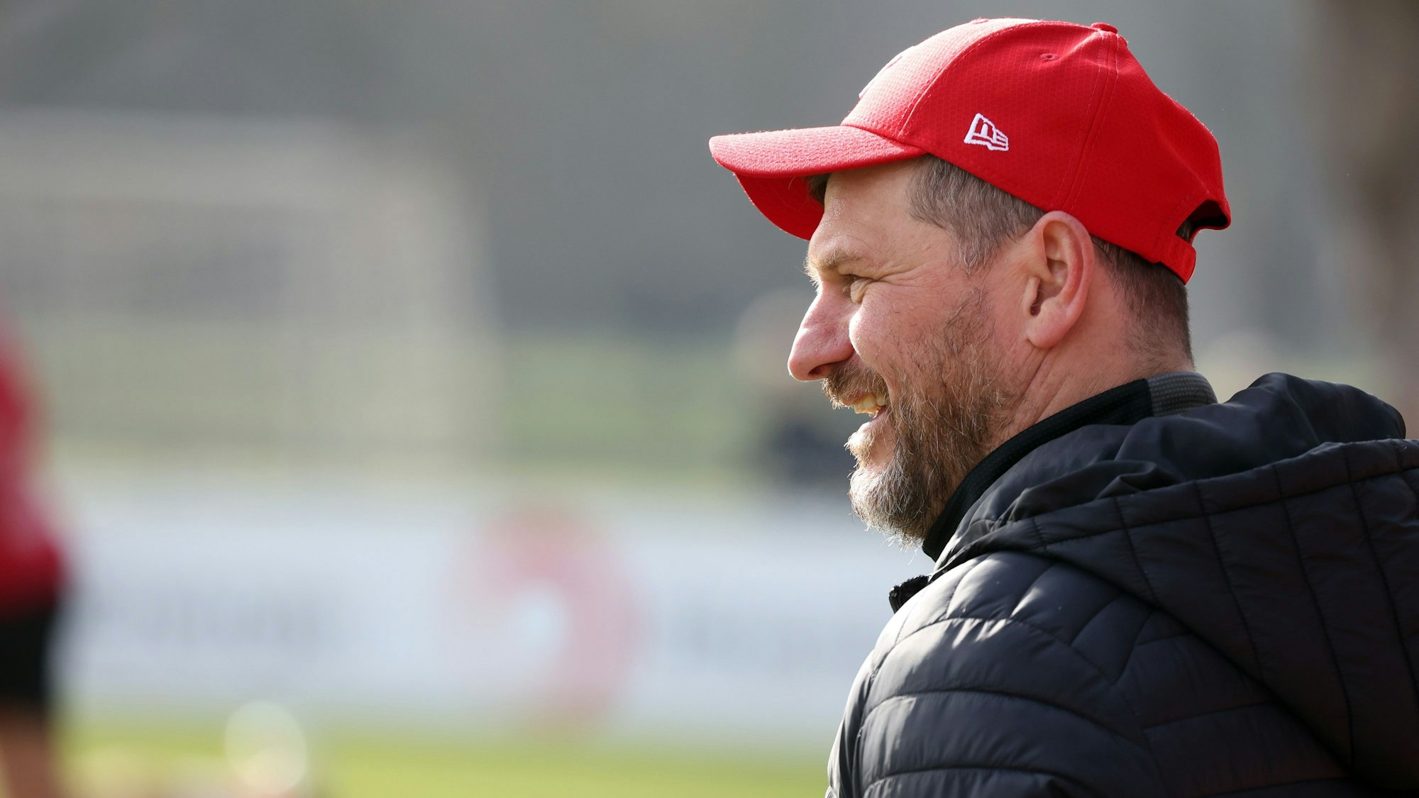 Steffen Baumgart ließ am Dienstag offensive Abläufe üben und verschaffte seinen Spielern dabei viele Tor-Aktionen. Nach den Niederlagen des 1. FC Köln gegen den VfB Stuttgart und Wolfsburg versucht der Trainer, die Stimmung intakt zu halten.