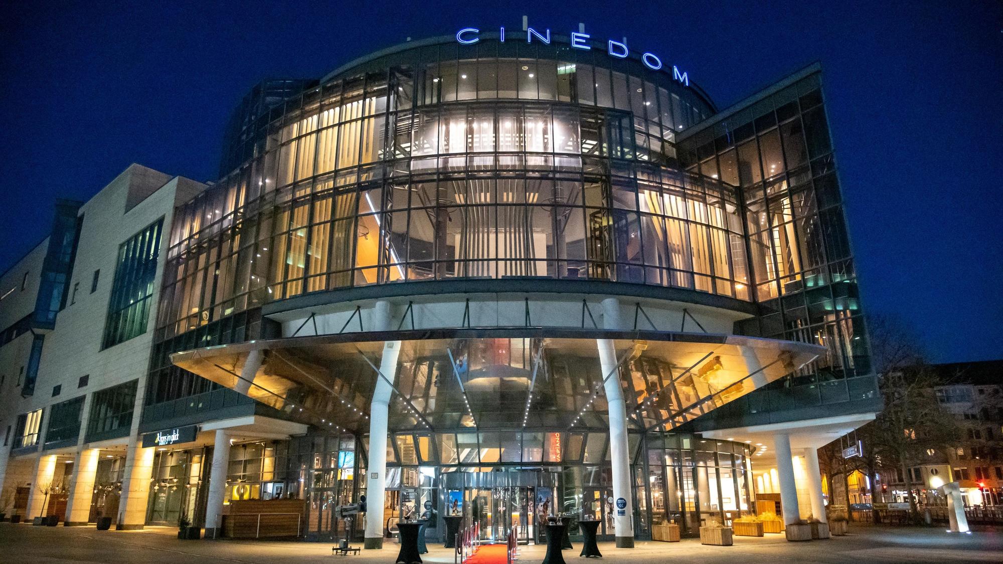 Das Cinedom-Kino ist hell erleuchtet.