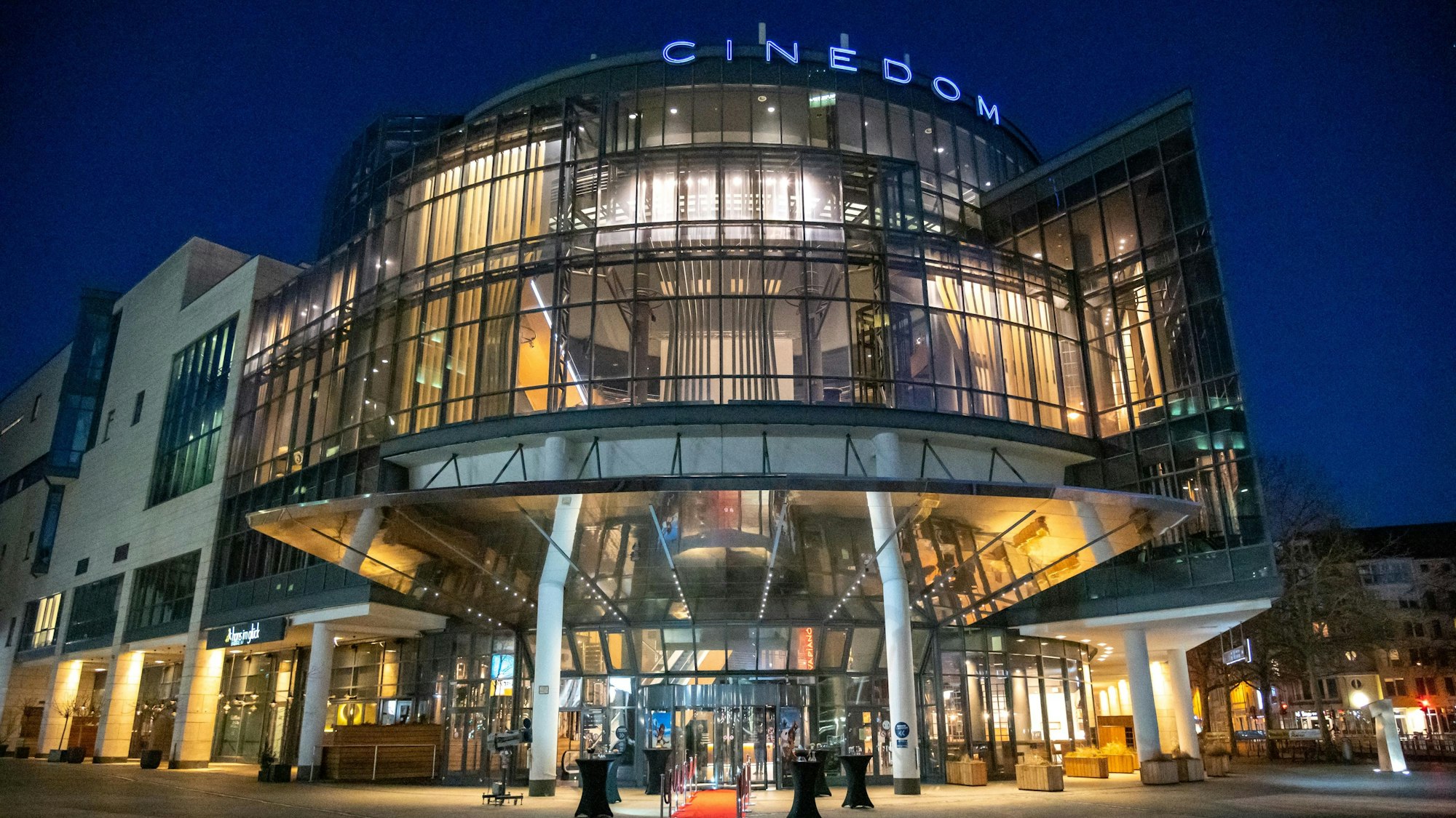Das Cinedom-Kino ist hell erleuchtet.