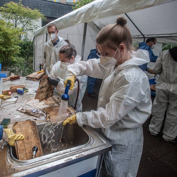 Nach dem Hochwasser: Stadtarchiv Leichlingen ist komplett überflutet gewesen. Akten und Pläne werden gewaschen, in Cellophan eingewickelt und zum Einfrieren abtransportiert.