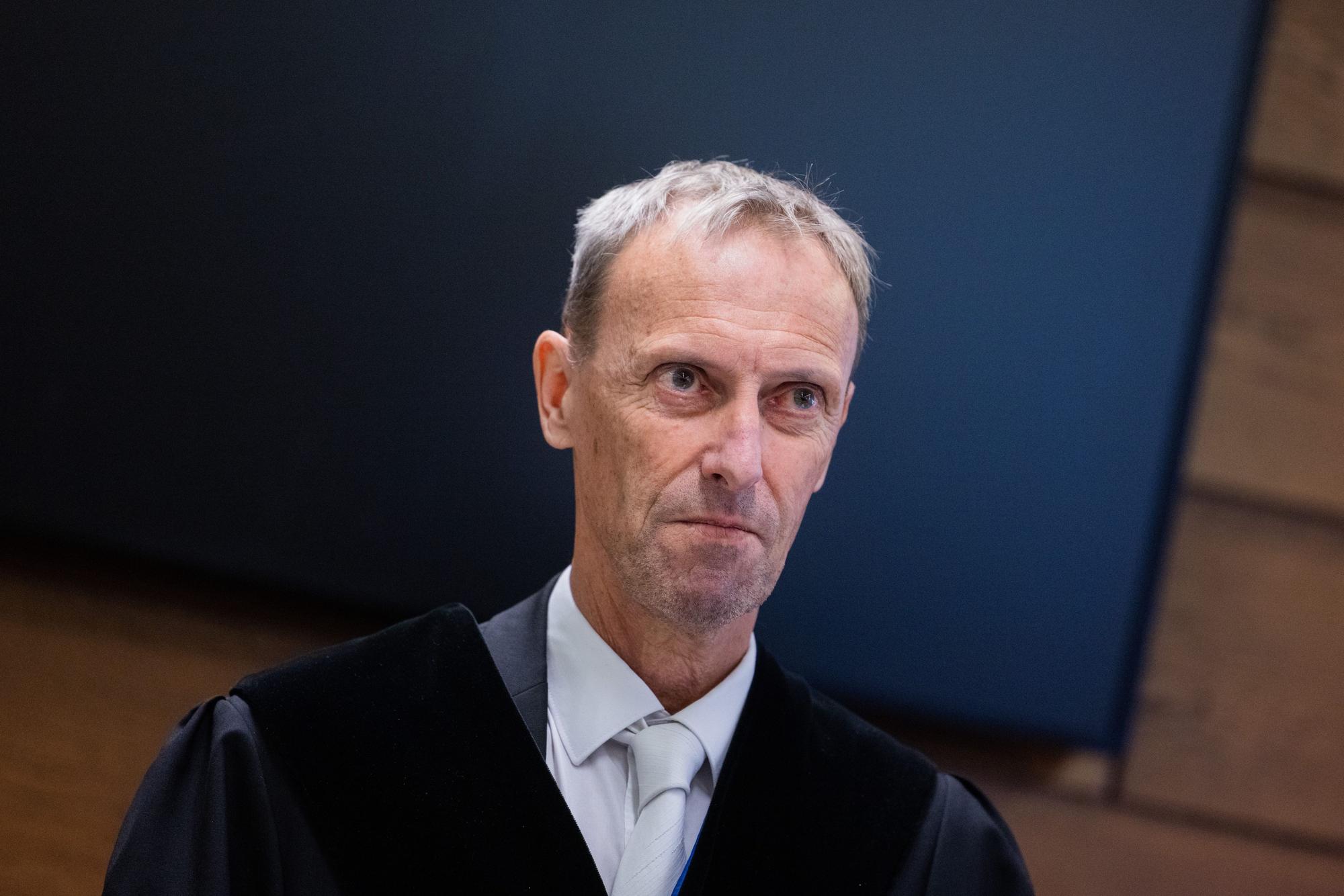 Christoph Kaufmann, Richter im Missbrauchskomplex Wermelskirchen, steht vor der Urteilsverkündung im Landgericht. Ein Angeklagter soll sich im Internet als Babysitter angeboten und so Kontakt zu den Familien der Opfer bekommen haben. Insgesamt ist er wegen 124 Taten angeklagt, darunter auch wegen Besitz von Kinderpornografie und Beihilfe zum Missbrauch.