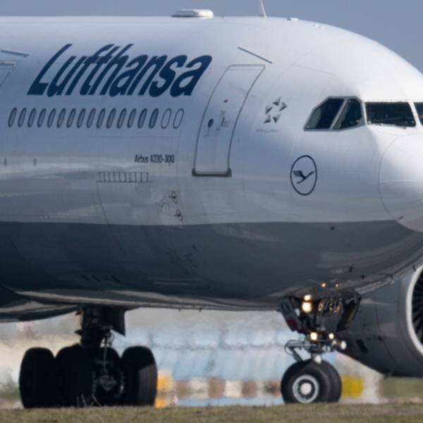 Eine Passagiermaschine der Lufthansa rollt auf dem Flughafen Frankfurt zu ihrer Startposition.