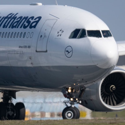 Eine Passagiermaschine der Lufthansa rollt auf dem Flughafen Frankfurt zu ihrer Startposition.