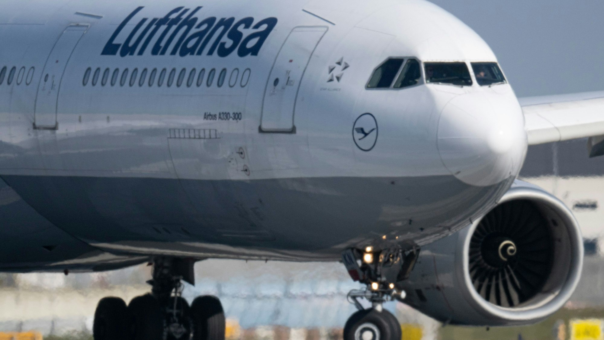 Eine Passagiermaschine der Lufthansa rollt auf dem Flughafen Frankfurt zu ihrer Startposition.