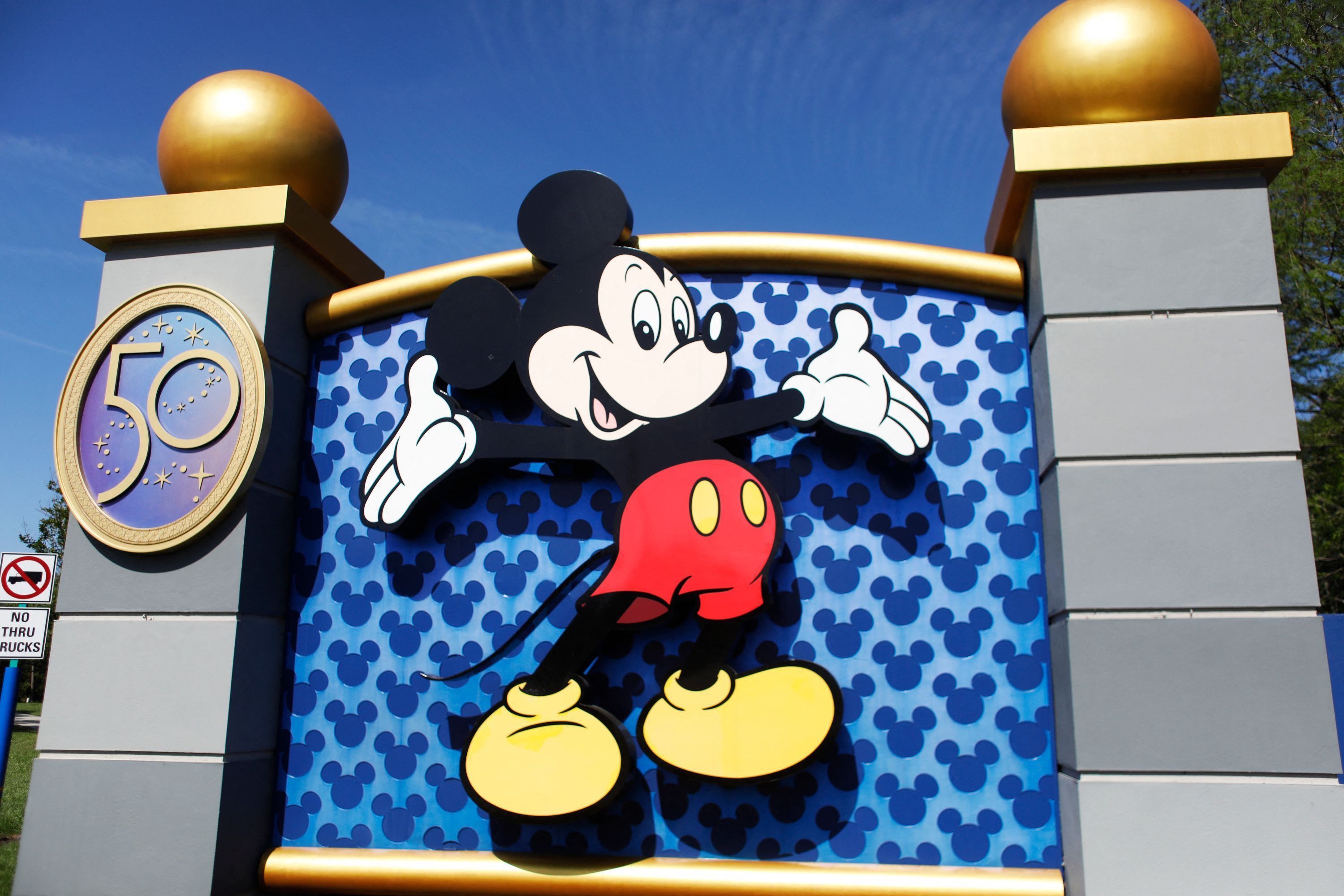 Das Foto zeigt den Eingangsbereich des Disney World Themenparks in Orlando, Florida. Das Abbild Micky Maus prangt auf dem großen Tor.