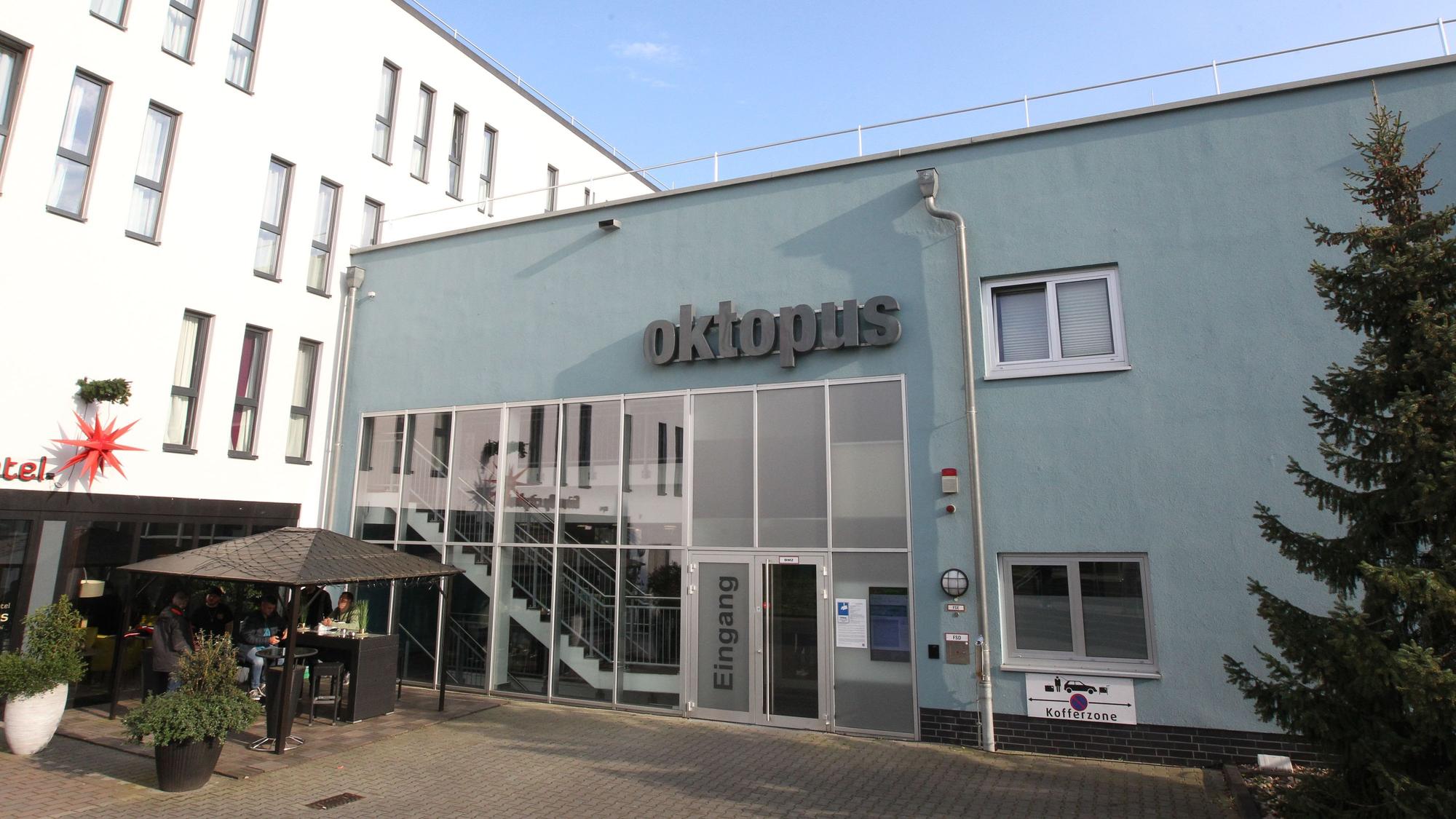 Ein Schwimmbad in der Außenansicht.