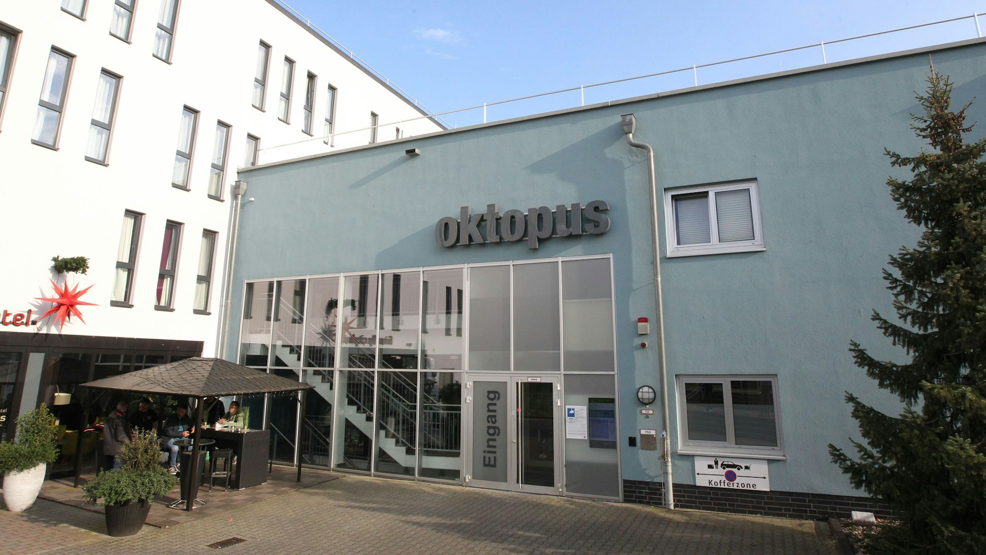 Ein Schwimmbad in der Außenansicht.