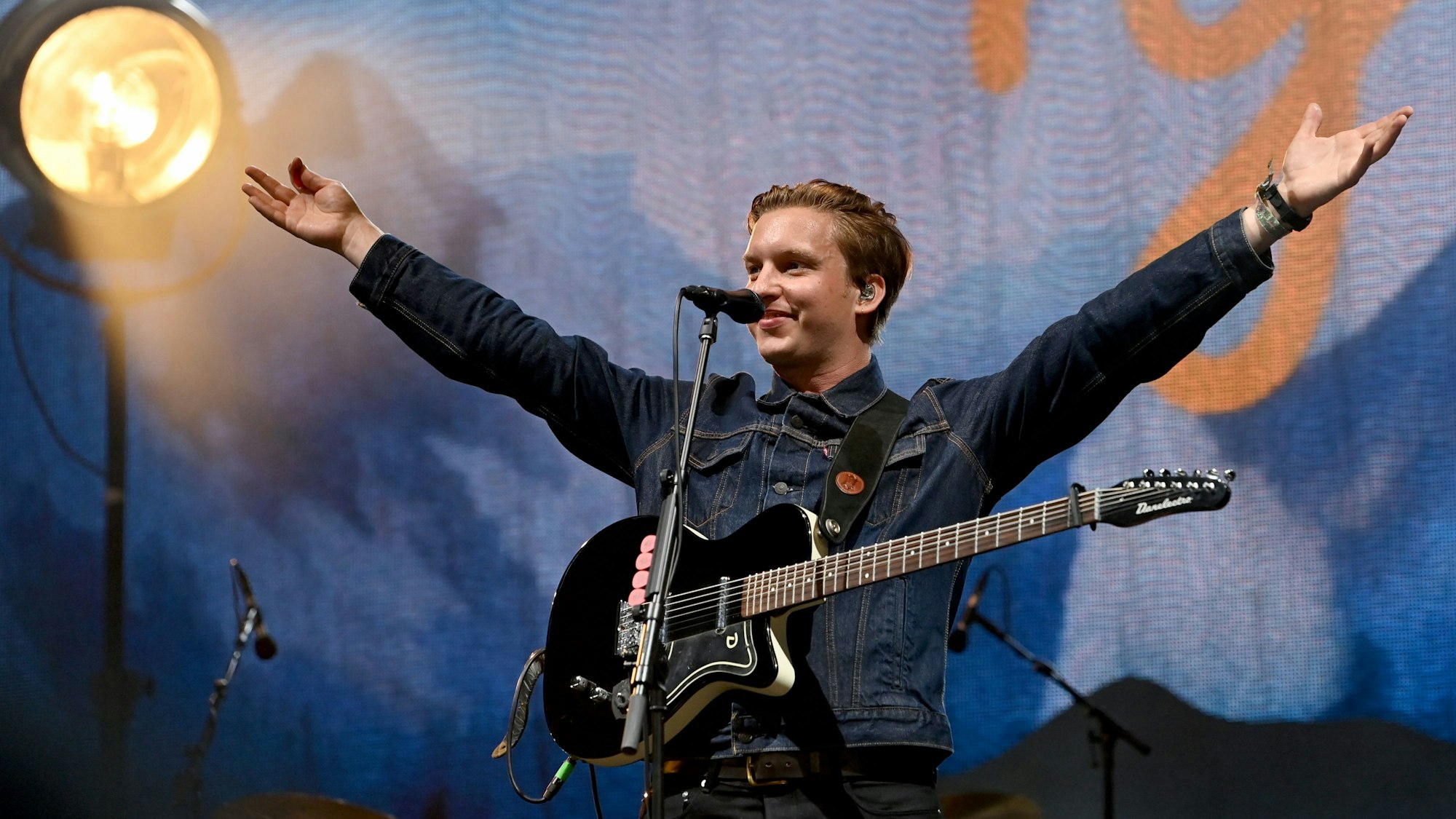 George Ezra auf der Bühne.