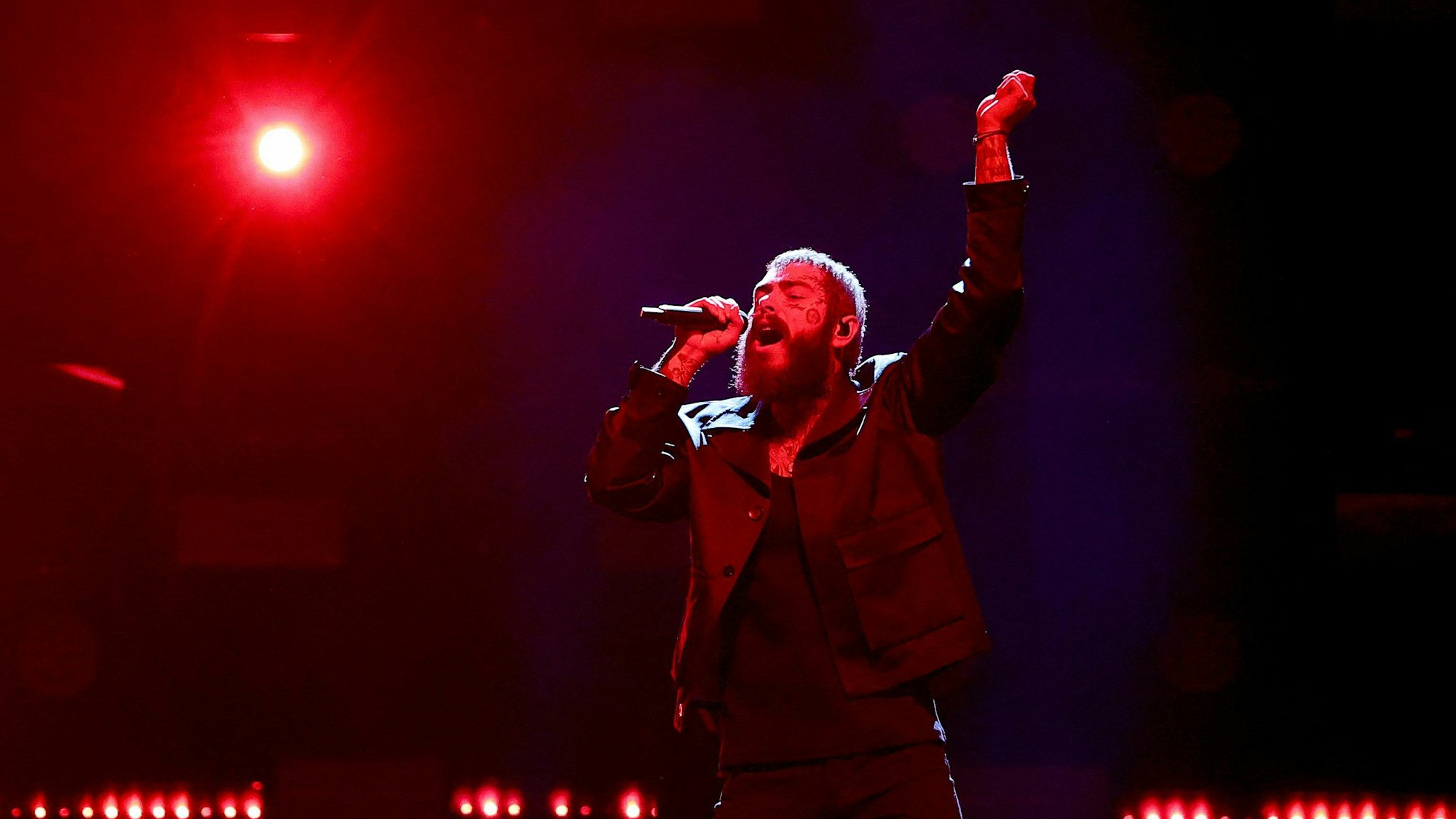 Superstar Post Malone bei einem Konzert auf der Bühne.