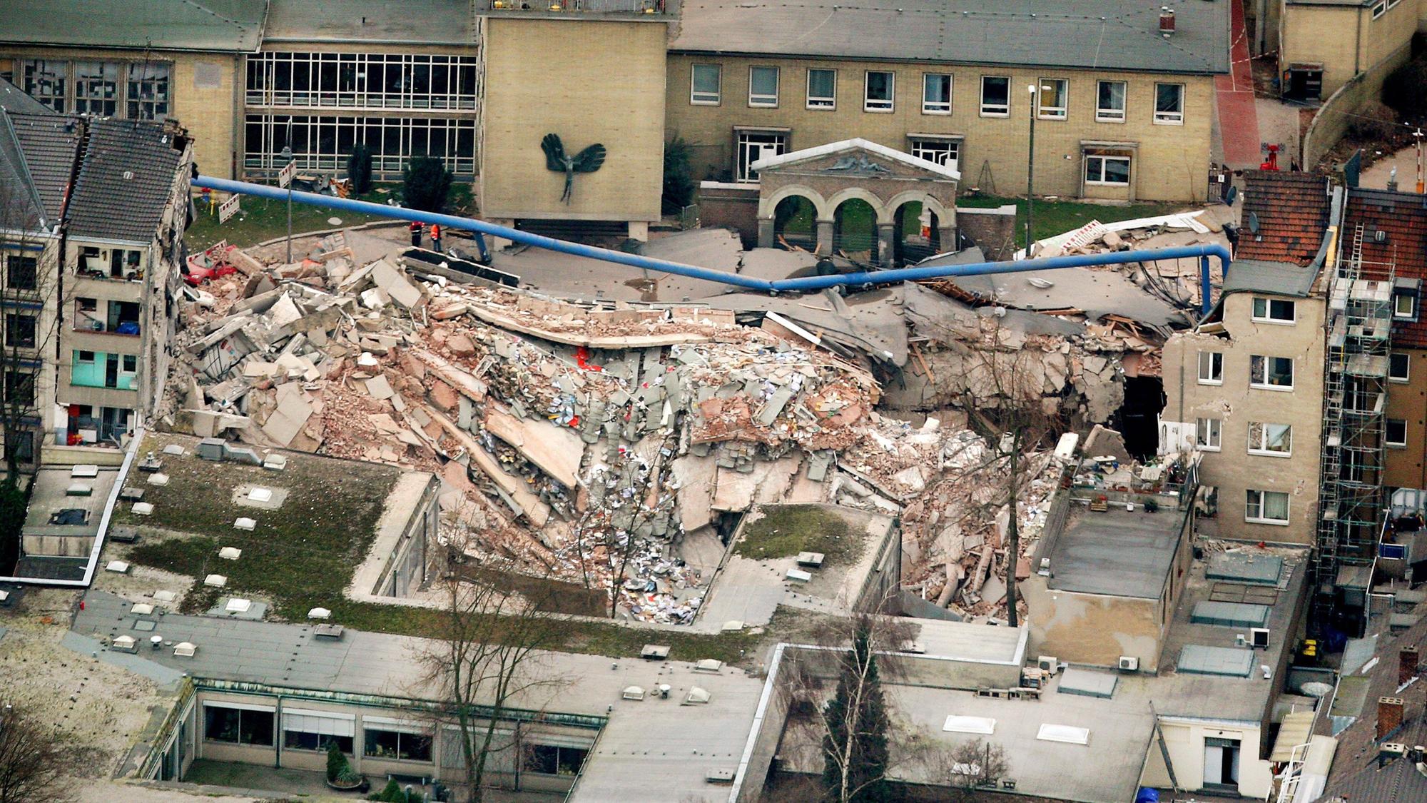 ARCHIV - 04.03.2009, Nordrhein-Westfalen, Köln: Trümmer liegen an der Stelle, an der sich das Historische Stadtarchiv befand. Wegen eines Rechtsfehlers muss der Prozess gegen einen sogenannten Bauüberwacher am eingestürzten Kölner Stadtarchiv neu aufgerollt werden. (zu dpa "Gegen Bauüberwacher am Kölner Stadtarchiv muss neu verhandelt werden") Foto: Oliver Berg/dpa +++ dpa-Bildfunk +++