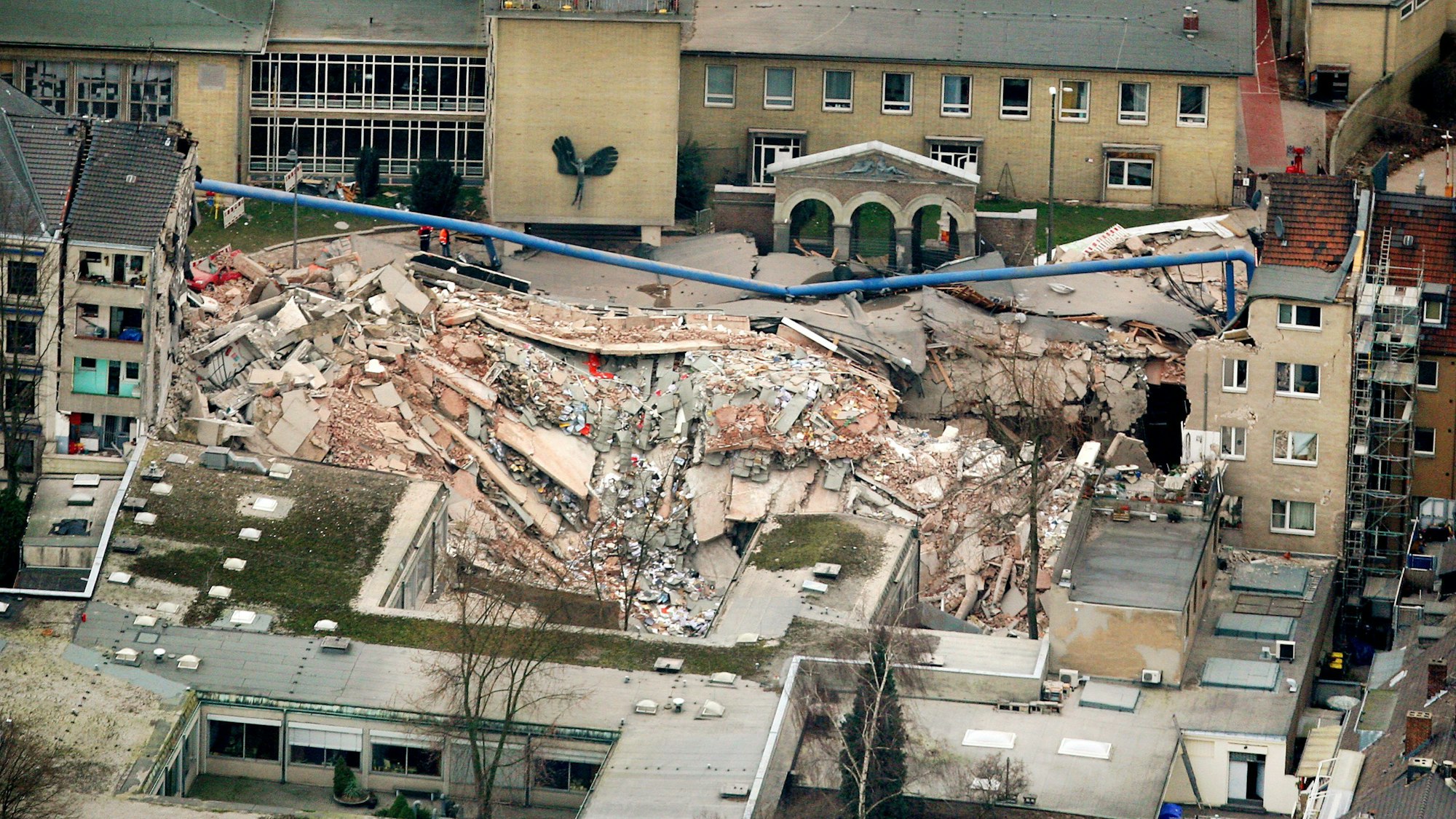 ARCHIV - 04.03.2009, Nordrhein-Westfalen, Köln: Trümmer liegen an der Stelle, an der sich das Historische Stadtarchiv befand. Wegen eines Rechtsfehlers muss der Prozess gegen einen sogenannten Bauüberwacher am eingestürzten Kölner Stadtarchiv neu aufgerollt werden. (zu dpa "Gegen Bauüberwacher am Kölner Stadtarchiv muss neu verhandelt werden") Foto: Oliver Berg/dpa +++ dpa-Bildfunk +++