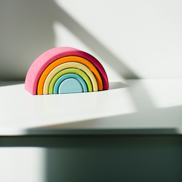 Bei Eltern beliebt und auf Kinderflohmärkten heiß gehandelt: Stapelholzspielzeug in Farben des Regenbogens: