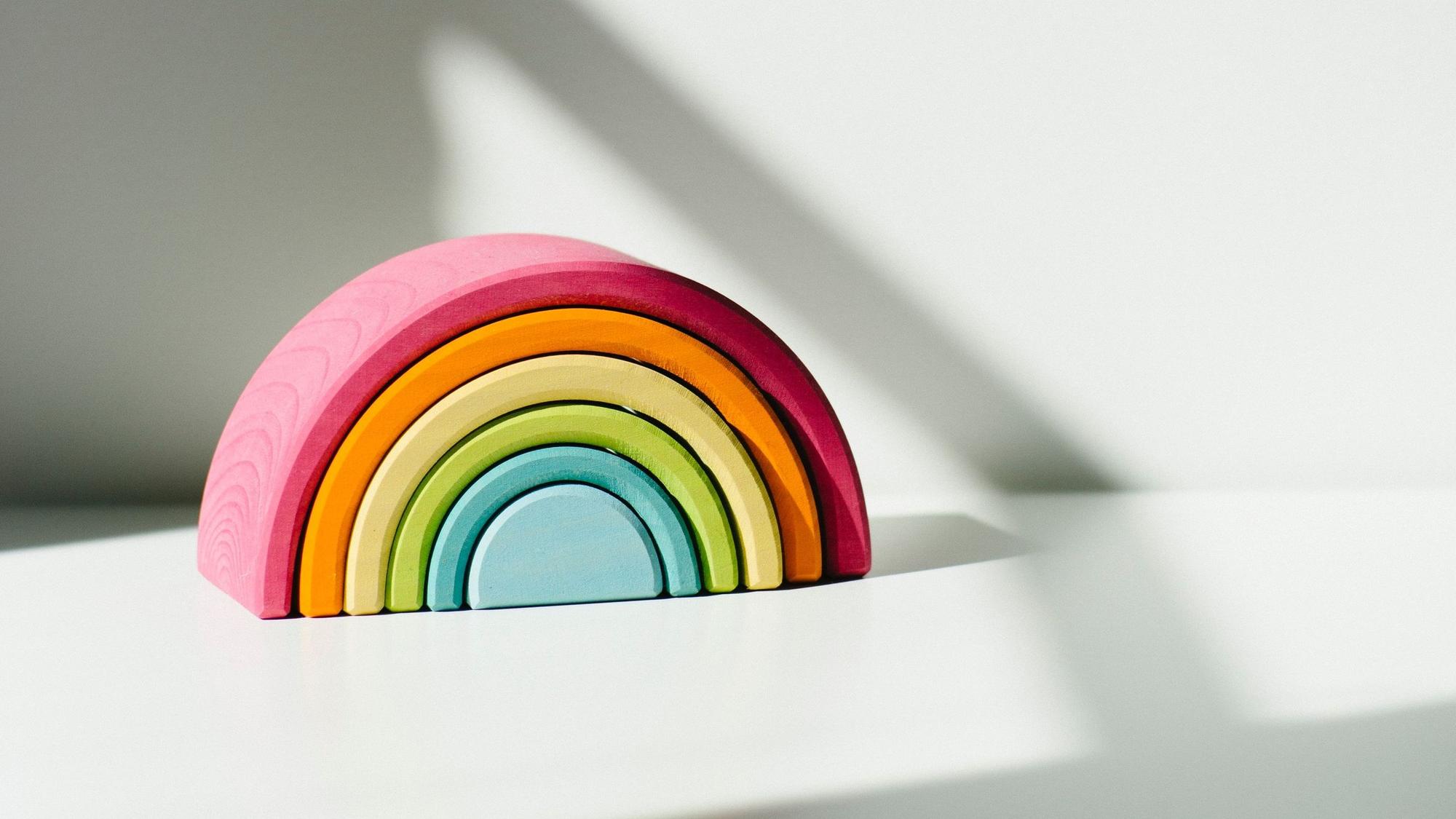 Bei Eltern beliebt und auf Kinderflohmärkten heiß gehandelt: Stapelholzspielzeug in Farben des Regenbogens: