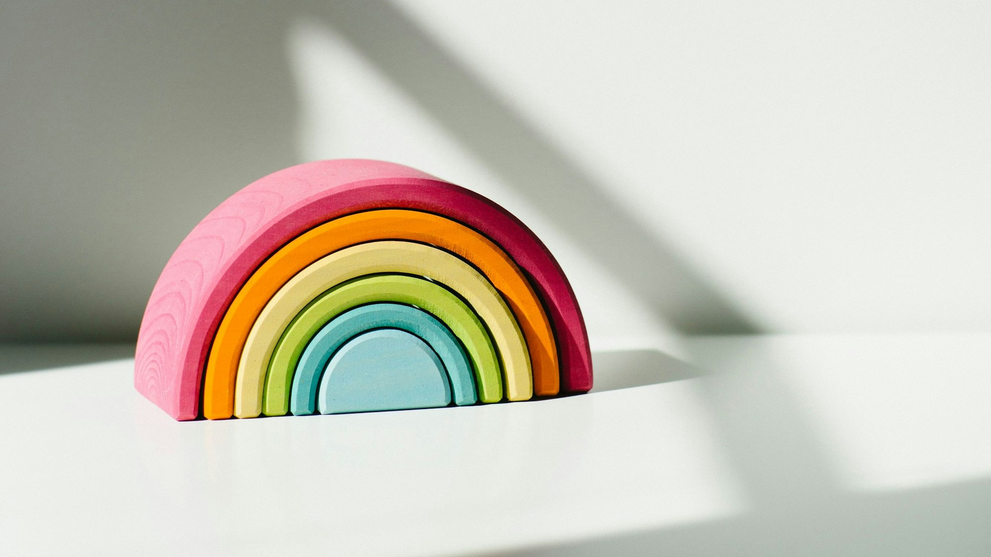 Bei Eltern beliebt und auf Kinderflohmärkten heiß gehandelt: Stapelholzspielzeug in Farben des Regenbogens:
