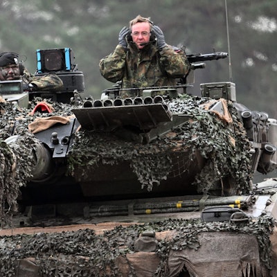 Boris Pistorius (SPD) Verteidigungsminister, fährt im Turm eines Leopard 2A6 mit einem Soldaten des der Bundeswehr.