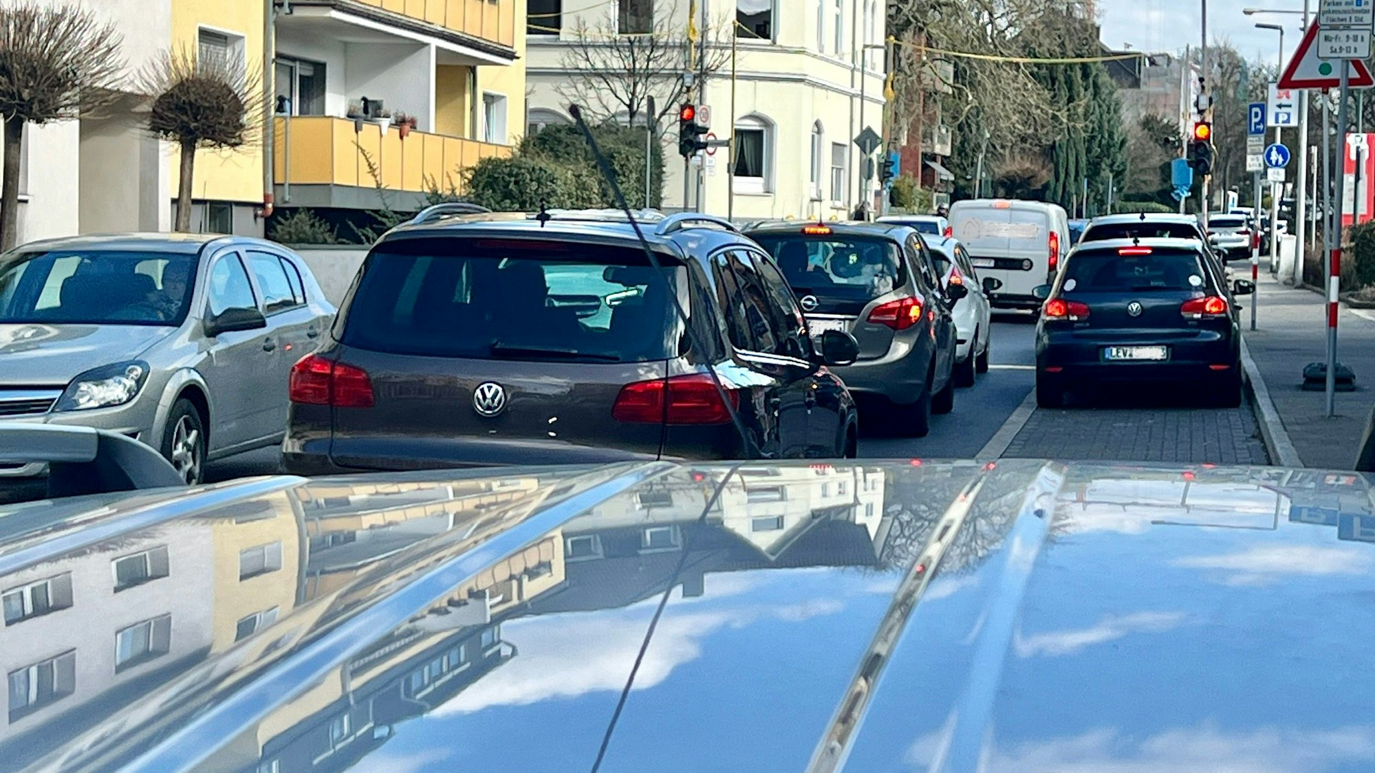 Autostau auf der Quettinger Straße in beide Fahrtrichtungen