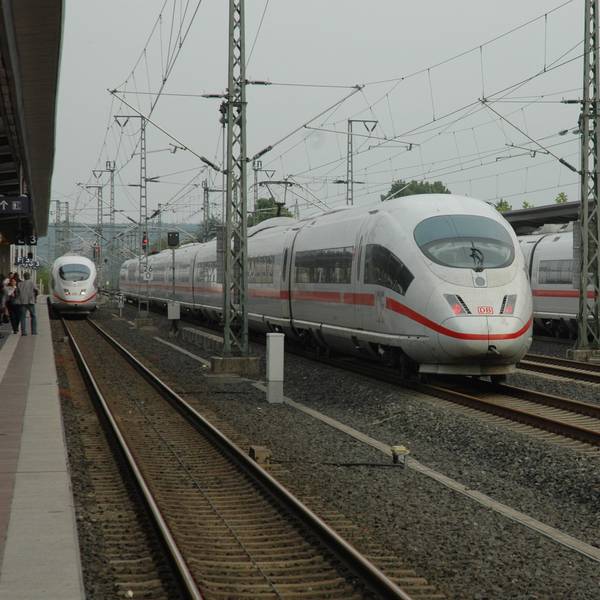 Ein ICE fährt in den bahnhof Siegburg ein.