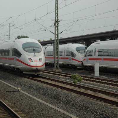 Ein ICE fährt in den bahnhof Siegburg ein.