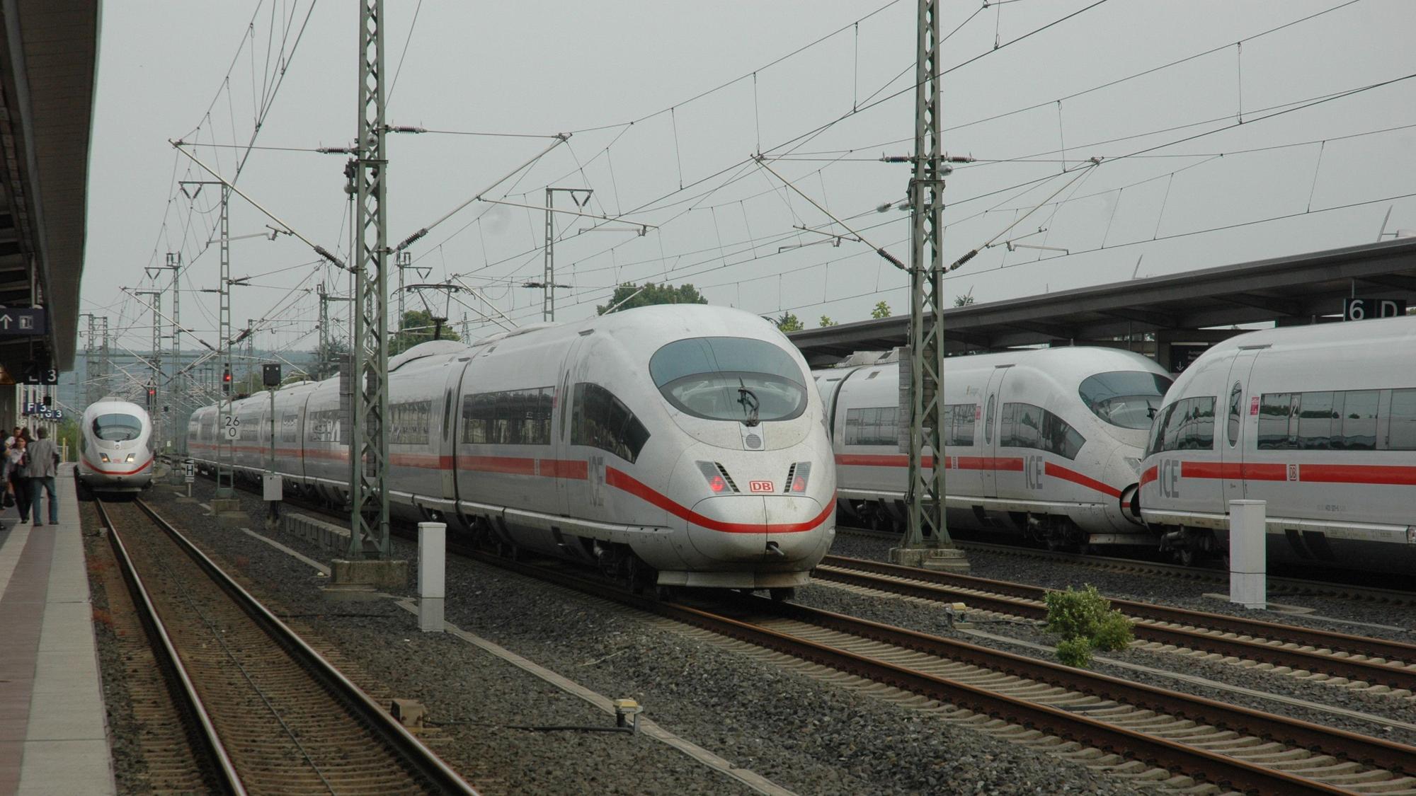 Ein ICE steht am Bahngleis.