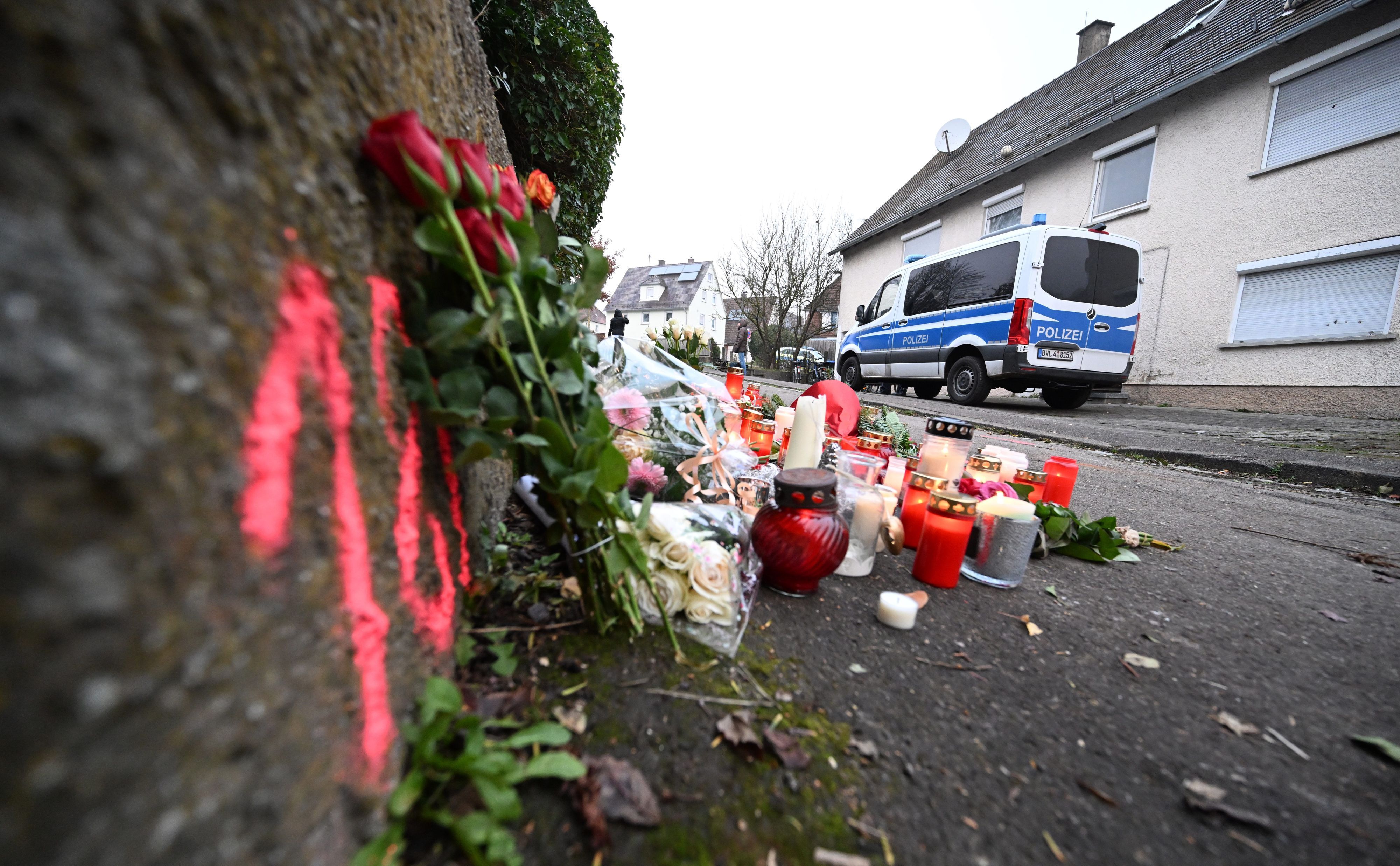 Kerzen und Blumen stehen am Tatort in Illerkirchberg.