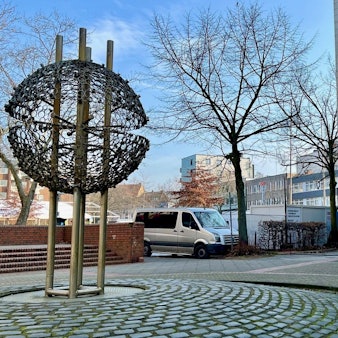 Kugelbrunnen am Landrat-Lucas-Gymnasium Opladen