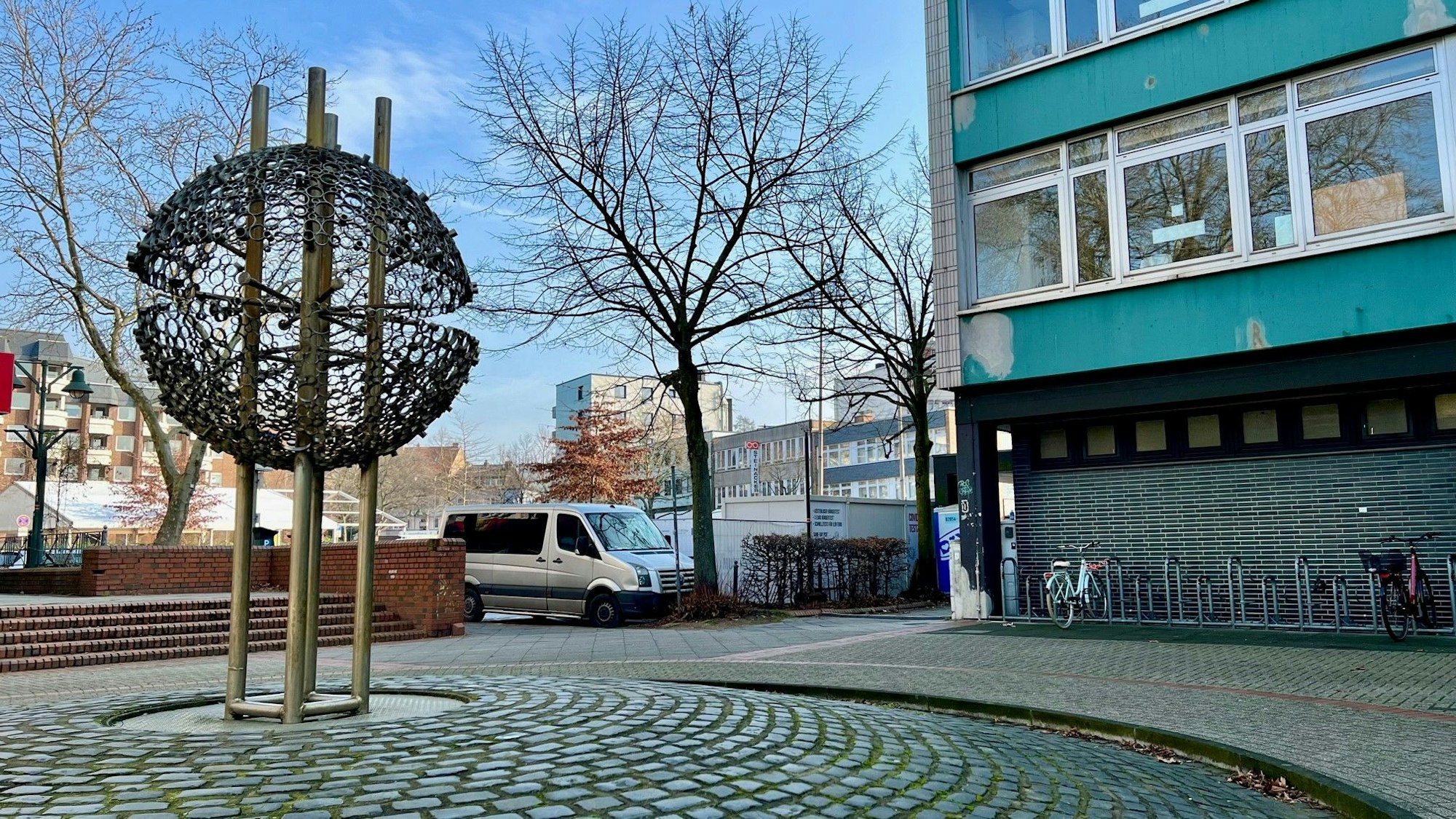 Kugelbrunnen am Landrat-Lucas-Gymnasium Opladen