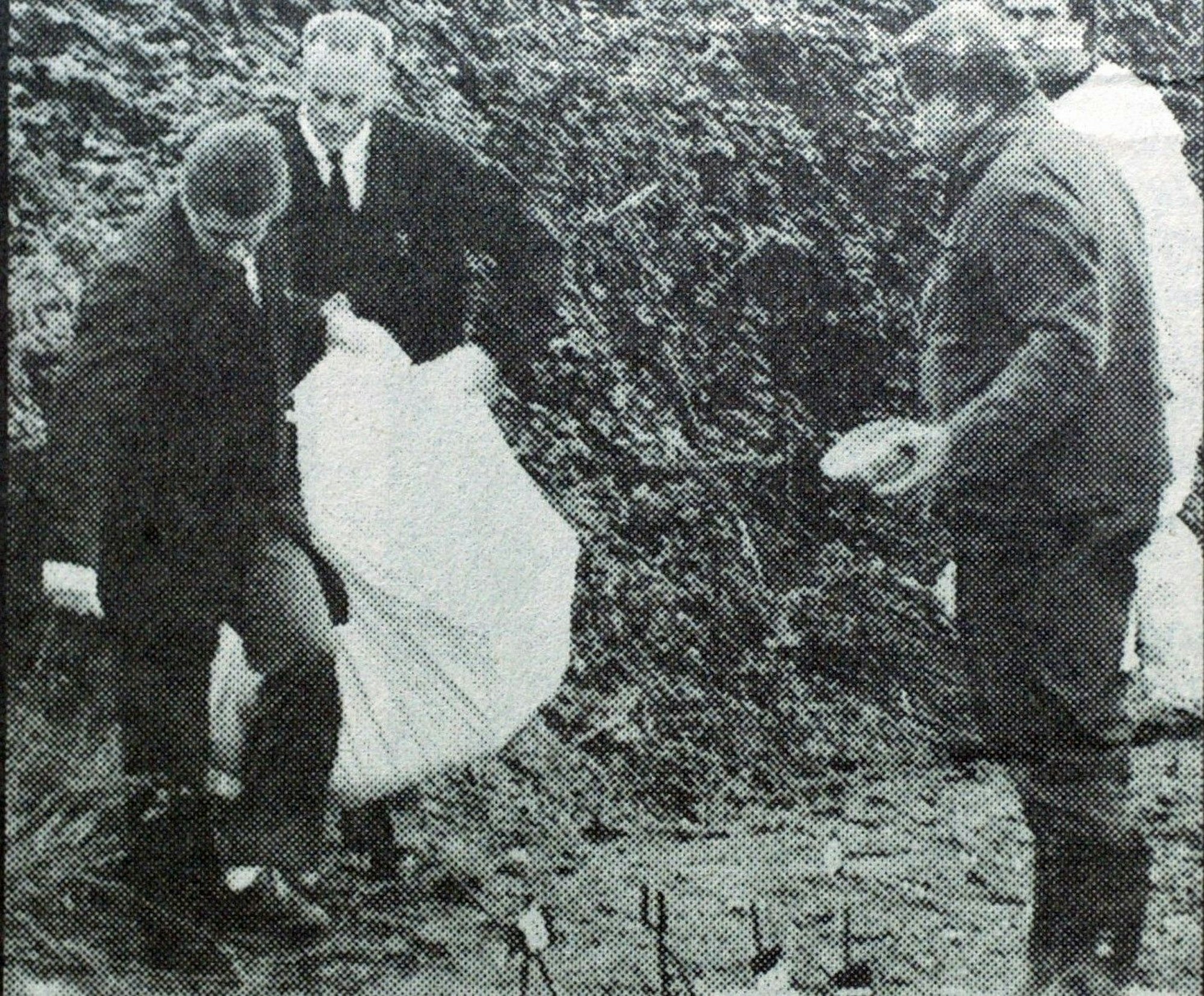 Bestatter tragen die Leiche von Seckin Caglar weg.