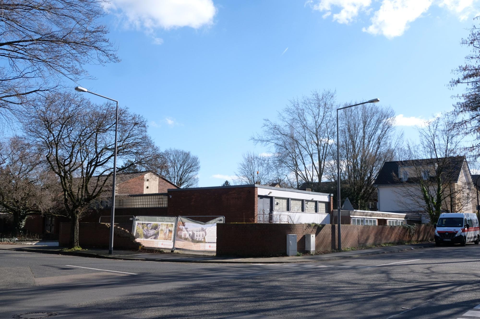 Leerstehende Häuser an einer Straßenkreuzung.